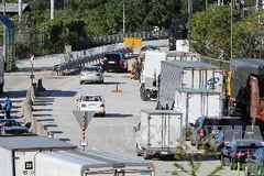 Xe ôtô của Hàn Quốc qua thành phố Paju, tỉnh Gyeonggi tới khu công nghiệp chung Kaesong. Ảnh minh họa. (Nguồn: AFP/TTXVN)