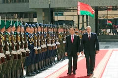 Tổng thống Belarus Alexander Lukashenko và Chủ tịch nước Trần Đại Quang duyệt Đội danh dự. (Ảnh: Nhan Sáng/TTXVN)