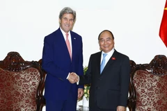 Thủ tướng Nguyễn Xuân Phúc tiếp cựu Ngoại trưởng Mỹ John Kerry đang ở thăm và làm việc tại Việt Nam. (Ảnh: Thống Nhất/TTXVN)