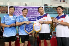 Giao lưu thể thao giữa ĐSQ Việt Nam và VP Chủ tịch nước Lào
