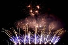 Màn trình diễn pháo hoa của đội Italy. (Ảnh: Trần Lê Lâm/TTXVN)