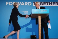 Ông David Davis (phải) và Thủ tướng Anh Theresa May (trái) tại một sự kiện ở Halifax ngày 18/5. (Nguồn: AFP/TTXVN)