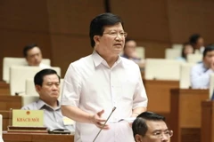 Phó Thủ tướng Trịnh Đình Dũng trả lời, làm rõ một số vấn đề Đại biểu Quốc hội nêu. (Ảnh: Phương Hoa/TTXVN)