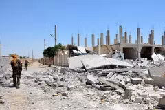 Binh sỹ tham gia chiến dịch chống IS tại Raqqa, Syria ngày 11/6. (Nguồn: EPA/TTXVN)