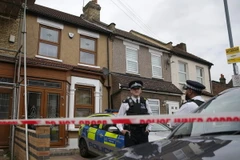 Cảnh sát Anh điều tra tại Ilford, London ngày 8/6. (Nguồn: AFP/TTXVN)