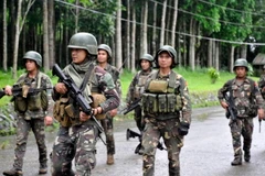 Binh sỹ Philippines trong chiến dịch truy quét phiến quân ở thành phố Marawi thuộc đảo Mindanao ngày 24/5. (Nguồn: EPA/TTXVN)