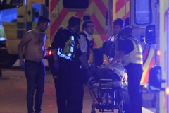 Chuyển nạn nhân tại hiện trường vụ tấn công ở Cầu London ngày 3/6. (Nguồn: AFP/TTXVN)