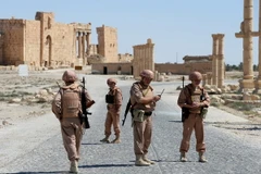 Các binh sỹ Nga tuần tra ở thành phố cổ Palmyra, Syria. (Nguồn: AFP/TTXVN)