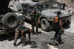 Binh sỹ Iraq tiến vào làng al-Saha, phía tây Mosul ngày 29/5. (Nguồn: THX/TTXVN)