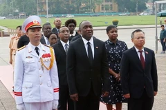 Chủ tịch Thượng viện kiêm Chủ tịch Quốc hội Cộng hòa Haiti Youri Latortue đến đặt vòng hoa và vào Lăng viếng Chủ tịch Hồ Chí Minh. (Ảnh: Doãn Tấn/TTXVN)