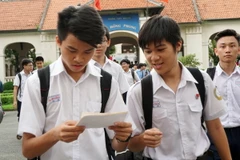 Các thí sinh kết thúc môn thứ hai môn Ngoại ngữ tại hội đồng thi trường THPT Chuyên Lê Hồng Phong. (Ảnh: Phương Vy/TTXVN)