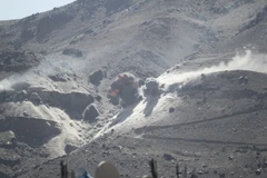 Khói bốc lên sau các vụ không kích của liên quân vào một kho vũ khí trên Núi Nuqom gần thủ đô Sanaa của Yemen. Ảnh minh họa. (Nguồn: AFP/TTXVN)