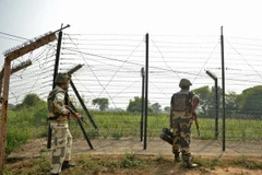 Binh sỹ Ấn Độ gác tại khu vực Jammu trên biên giới Ấn Độ-Pakistan. (Nguồn: AFP/TTXVN)