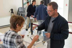 Cử tri hải ngoại Pháp bỏ phiếu bầu Hạ viện vòng hai tại Saint-Pierre và Miquelon ngày 17/6. (Nguồn: AFP/TTXVN)