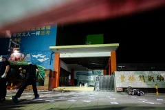 Lực lượng chức năng làm nhiệm vụ tại hiện trường vụ nổ. (Nguồn: THX/TTXVN)