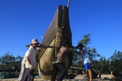 Bằng nguồn tiền chi trả bồi thường sự cố môi trường biển, ngư dân ở xã Vinh Thanh, huyện Phú Vang đầu tư sửa chữa thuyền, phục vụ đánh bắt thủy sản. (Ảnh: Hồ Cầu/TTXVN)
