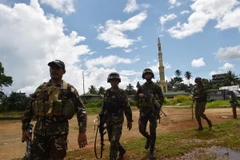 Binh sỹ Philippines tuần tra tại Marawi, Mindanao ngày 19/6. (Nguồn: AFP/TTXVN)