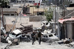 Binh sỹ Iraq làm nhiệm vụ trong chiến dịch chống IS tại al-Shifaa, Mosul ngày 15/6. (Nguồn: AFP/TTXVN)