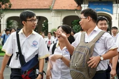 Các thí sinh kết thúc môn thứ hai môn Ngoại ngữ tại hội đồng thi trường THPT Chuyên Lê Hồng Phong. (Ảnh: Phương Vy/TTXVN)