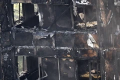 Tòa nhà chung cư Grenfell Tower bị thiêu rụi sau vụ hỏa hoạn. (Nguồn: AFP/TTXVN)