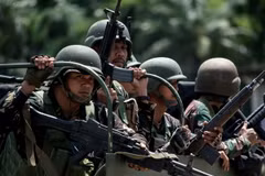 Binh sỹ Philippines tuần tra trên một tuyến phố ở Marawi, ngày 10/6. (Nguồn: AFP/TTXVN)