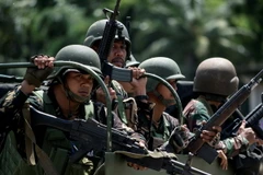 Binh sỹ Philippines tuần tra trên một tuyến phố ở Marawi, ngày 10/6. (Nguồn: AFP/TTXVN)