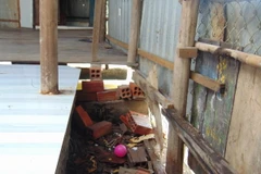 Một căn nhà bị lún, nứt nền, đứng trước nguy cơ sạt lở cao. (Ảnh: Huỳnh Sử/TTXVN)