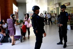 Binh sỹ Indonesia gác tại sân bay Ngurah Rai ở Denpasar trên đảo Bali ngày 15/1. (Nguồn: AFP/TTXVN)