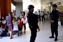 Binh sỹ Indonesia gác tại sân bay Ngurah Rai ở Denpasar trên đảo Bali ngày 15/1. (Nguồn: AFP/TTXVN)
