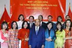 Thủ tướng Nguyễn Xuân Phúc gặp gỡ và nói chuyện với cán bộ, nhân viên Đại sứ quán Việt Nam tại Hoa Kỳ. (Ảnh: Thống Nhất/TTXVN)