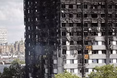 Tòa chung cư Grenfell Tower bị thiêu rụi trong vụ hỏa hoạn. (Nguồn: AFP/TTXVN)