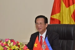 Đại sứ Việt Nam tại Campuchia Thạch Dư phát biểu trên Truyền hình Quốc gia Campuchia. (Ảnh: Danh Chanh Đa/TTXVN)