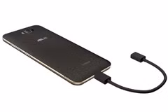 Nhờ nguồn pin "khủng" ZenFone Max có khả năng "tiếp sức" cho các thiết bị di động khác. (Nguồn: Asus Việt Nam)