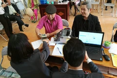 Việc chi trả lương hưu qua bưu điện có sự "trợ sức" của công nghệ thông tin. (Ảnh: T.H/Vietnam+)