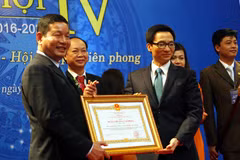 Ông Trương Gia Bình (trái) thay mặt VINASA nhận Huân chương Độc lập hạng Nhì. (Ảnh: Trung Hiền/Vietnam+)