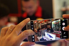 Công nghệ, smartphone giúp báo chí dễ dàng tiếp cận độc giả hơn. (Ảnh: Vietnam+)