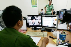 Lực lượng công an kiểm tra máy tính sử dụng phần mềm. (Ảnh tư liệu do BSA cung cấp)