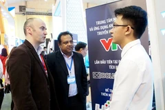 Đại diện Dolby trao đổi với đại diện VTV-BRAC tại triển lãm Telefilm 2016. (Nguồn: Dolby)