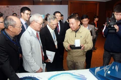 Thăm quan gian hàng của DASAN Zhone Solutions. (Ảnh: CTV/Vietnam+)