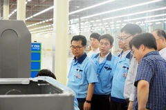 Lãnh đạo Samsung khảo sát doanh nghiệp tham gia chuỗi cung ứng. (Nguồn: Samsung)