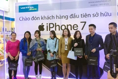 Ông Trần Long (70 tuổi ở Hà Nội) là một trong những khách hàng đầu tiên mua hàng tại FPT Shop Thái Hà. (Ảnh: T.H/Vietnam+)