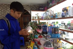 Nhiều bạn trẻ lựa chọn các món quà công nghệ để tặng bạn gái nhân dịp 8/3. (Ảnh: H.T/Vietnam+)