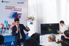 Kiểm tra thử tốc độ dịch vụ 4G của VinaPhone. (Ảnh: Q.N/Vietnam+)