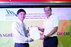 Thứ trưởng Bộ Khoa học và Công nghệ, Trưởng ban quản lý khu Công nghệ cao Hòa Lạc trao quyết định thành lập cho lãnh đạo Viện Nghiên cứu và ứng dụng Công nghệ cao Hòa Lạc. (Nguồn: Bộ KHCN)