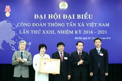 Công đoàn TTXVN nhận Huân chương Lao động hạng Nhất (Ảnh: Minh Chiến/Vietnam+)