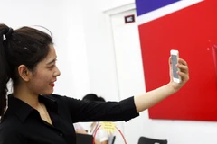 iPhone SE chính hãng được bán tại Việt Nam vào ngày 12/5. (Ảnh: Trung Hiền/Vietnam+)