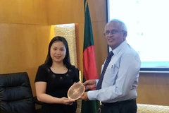 Bà Nguyễn Thị Thu Giang (trái) và Chủ tịch APICTA. (Nguồn: VINASA)