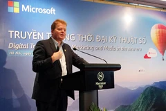 Tổng Giám đốc Truyền thông Microsoft châu Á nói về cách thay đổi trong tiếp thị, bán hàng của hãng. (Ảnh: T.H/Vietnam+)