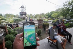 Một nhóm chơi Pokemon Go trên đường phố. (Nguồn: EPA/TTXVN)
