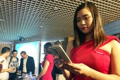 PHAB2 Pro, mẫu smartphone đầu tiên trên ghế giới có tính năng Tango. (Ảnh: T.H/Vietnam+)